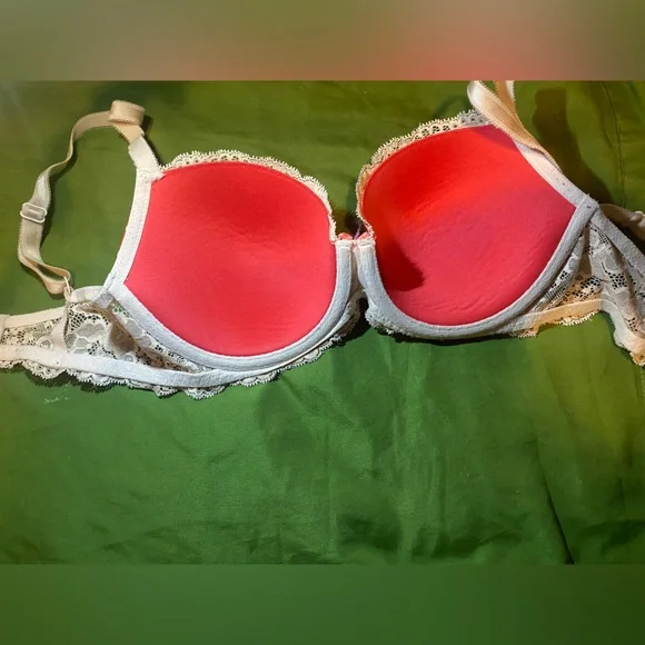 Victoria Secret Bra - Picture 2 of 2